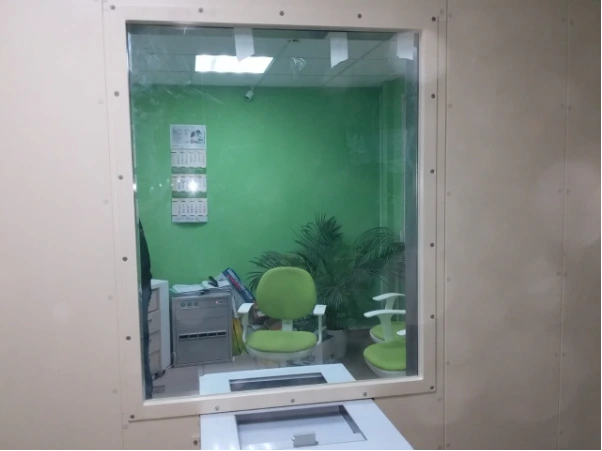 Кассовое окно с передаточным лотком